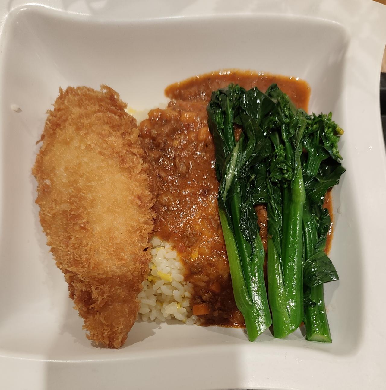 今天中午去大沙地买东西，遇到一个旧同事，她接女儿的时候见到我，我问她吃饭了吗？她