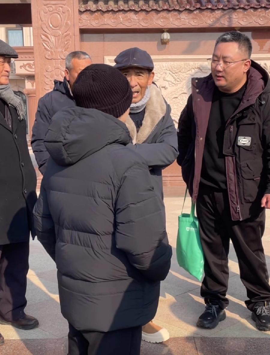 刘强东老爸，今天回到光明村老家，要张罗发年货了！特意看了老爷子的鞋，还是像去年一