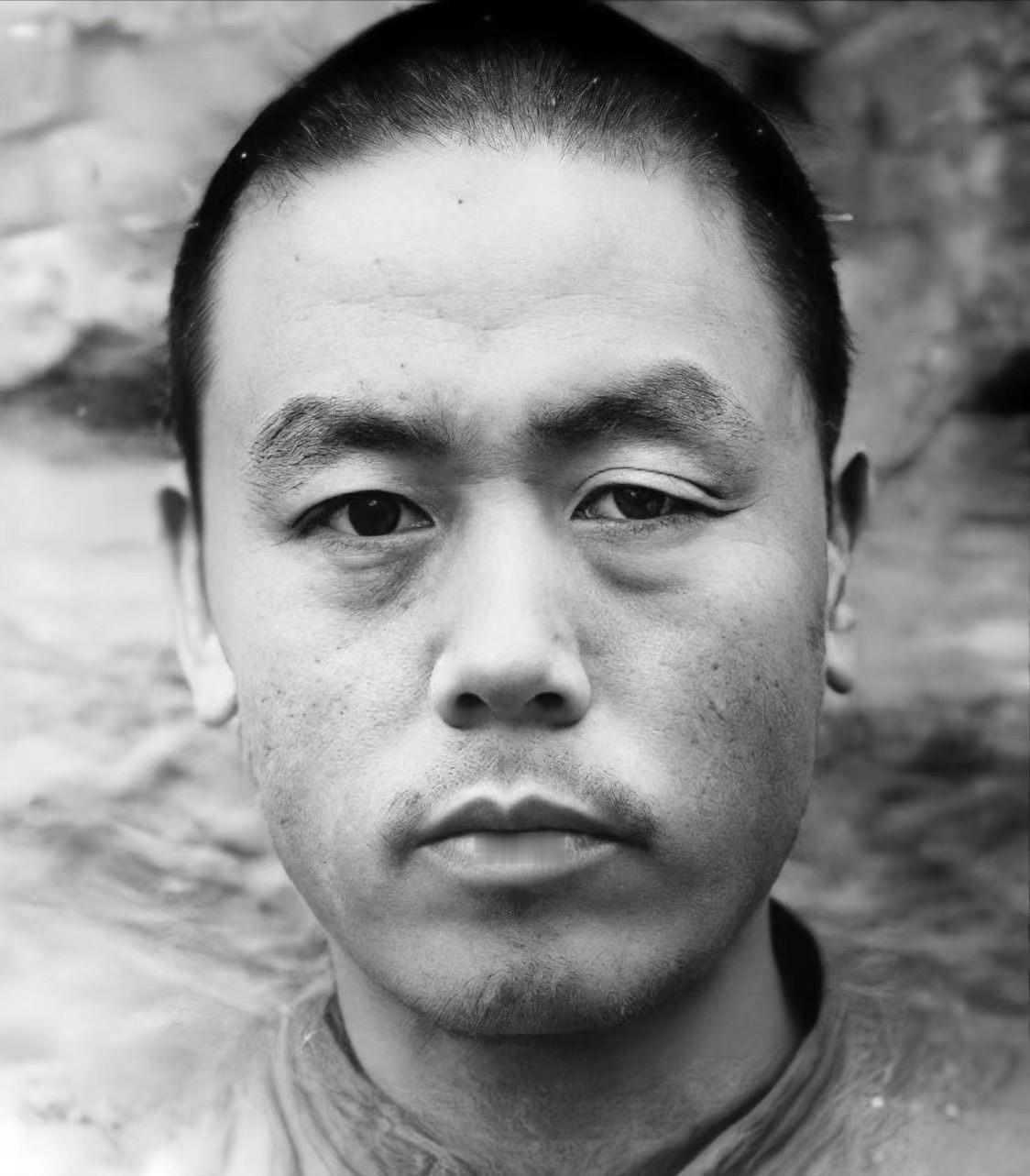 300多条人命，包括杨虎城将军一家、8岁的小萝卜头，全死在他手上。可就是这么一个