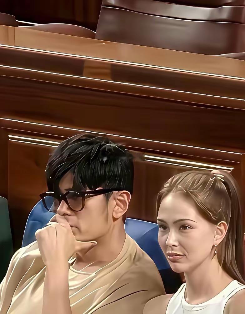 周杰伦⁠￼￼快50岁了头发还那么厚，保养的太好了​​​