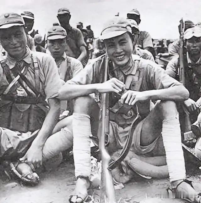 最早的时候，四川那就是个军阀窝子，自己人打自己人。什么刘湘、刘文辉、杨森，天天关