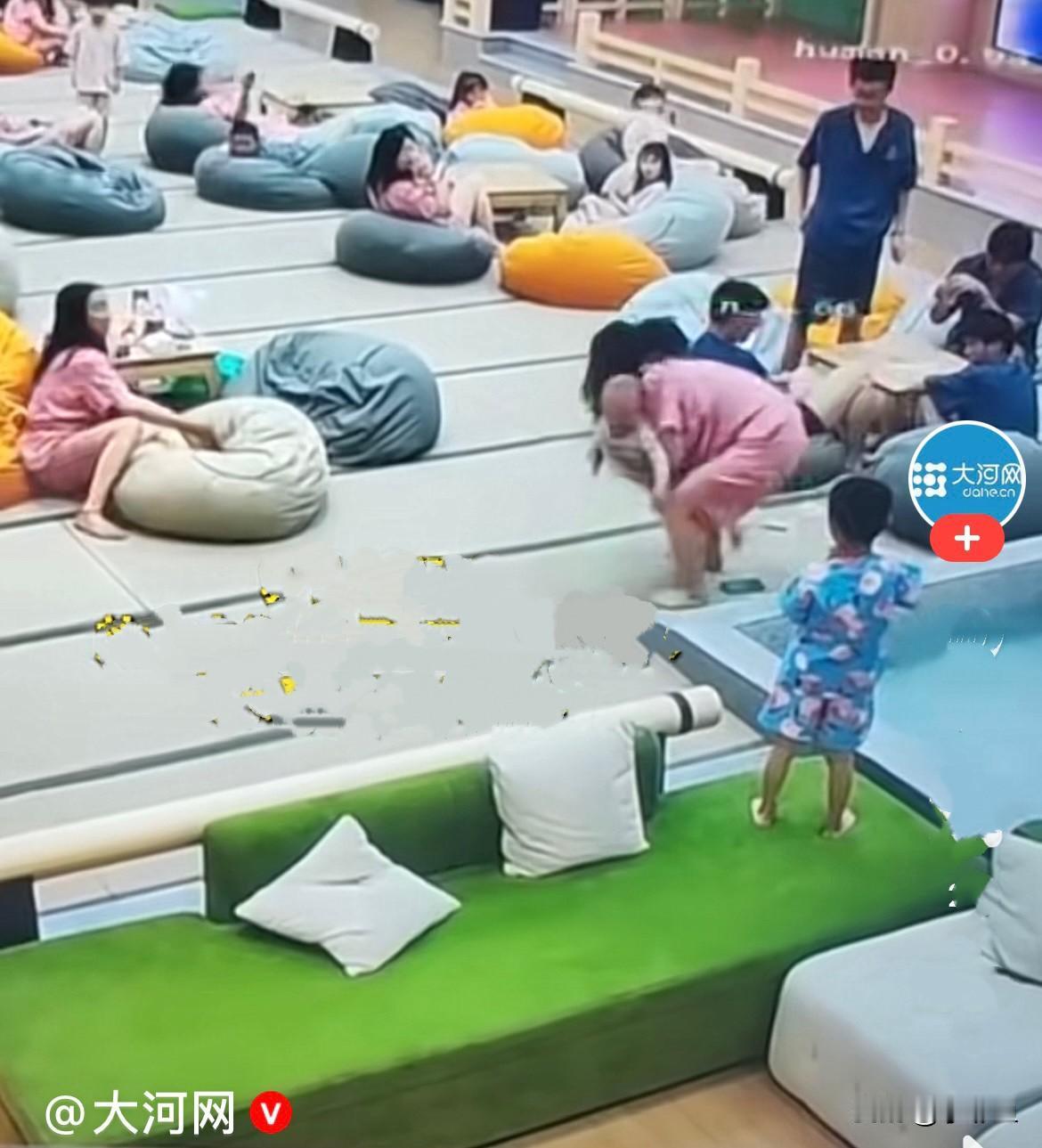 5月1日，青海一家洗浴中心里人来人往，休息大厅、戏水池边全是休闲娱乐的人。一个2