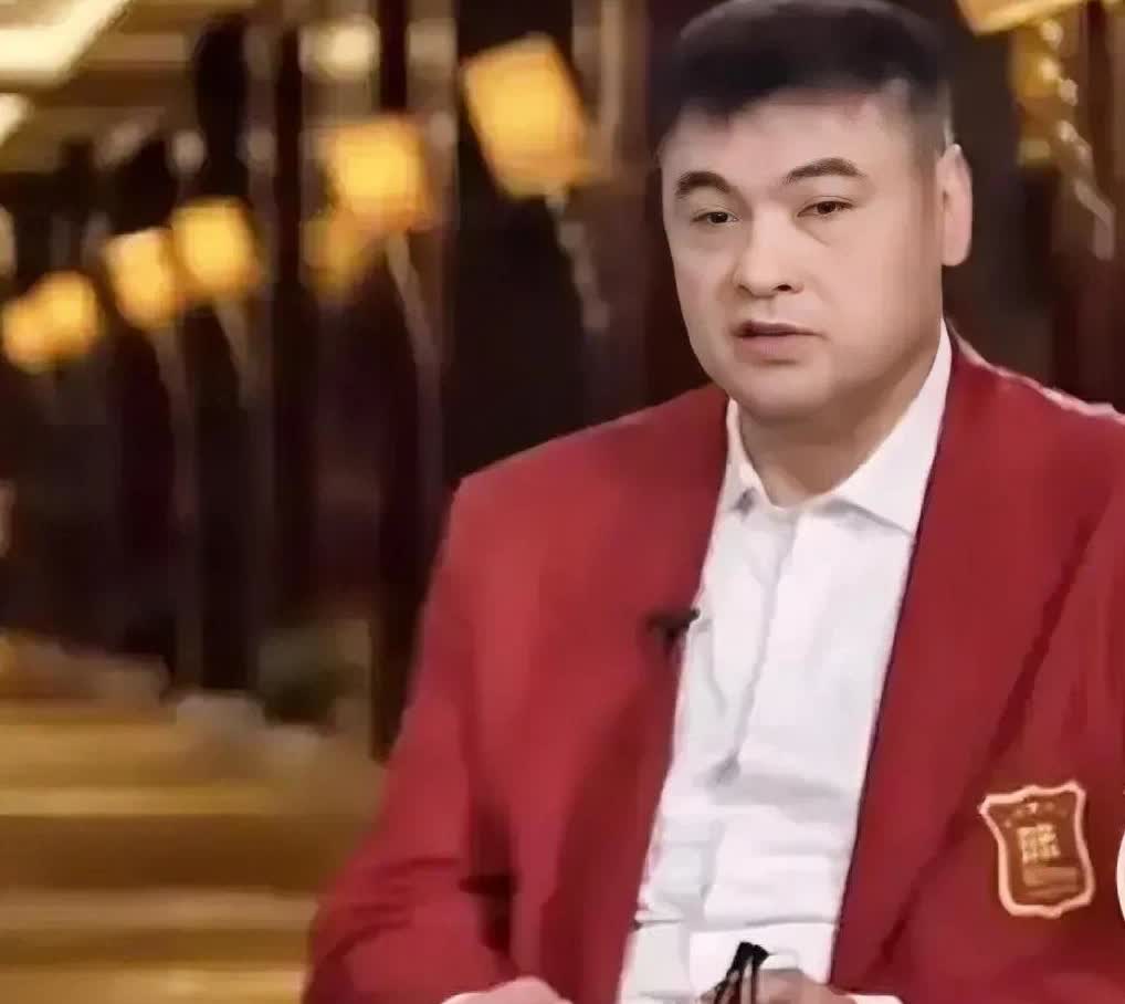 近日战神刘玉栋在接受媒体采访时，盛赞了中国男篮主帅郭士强！刘玉栋坦言：“