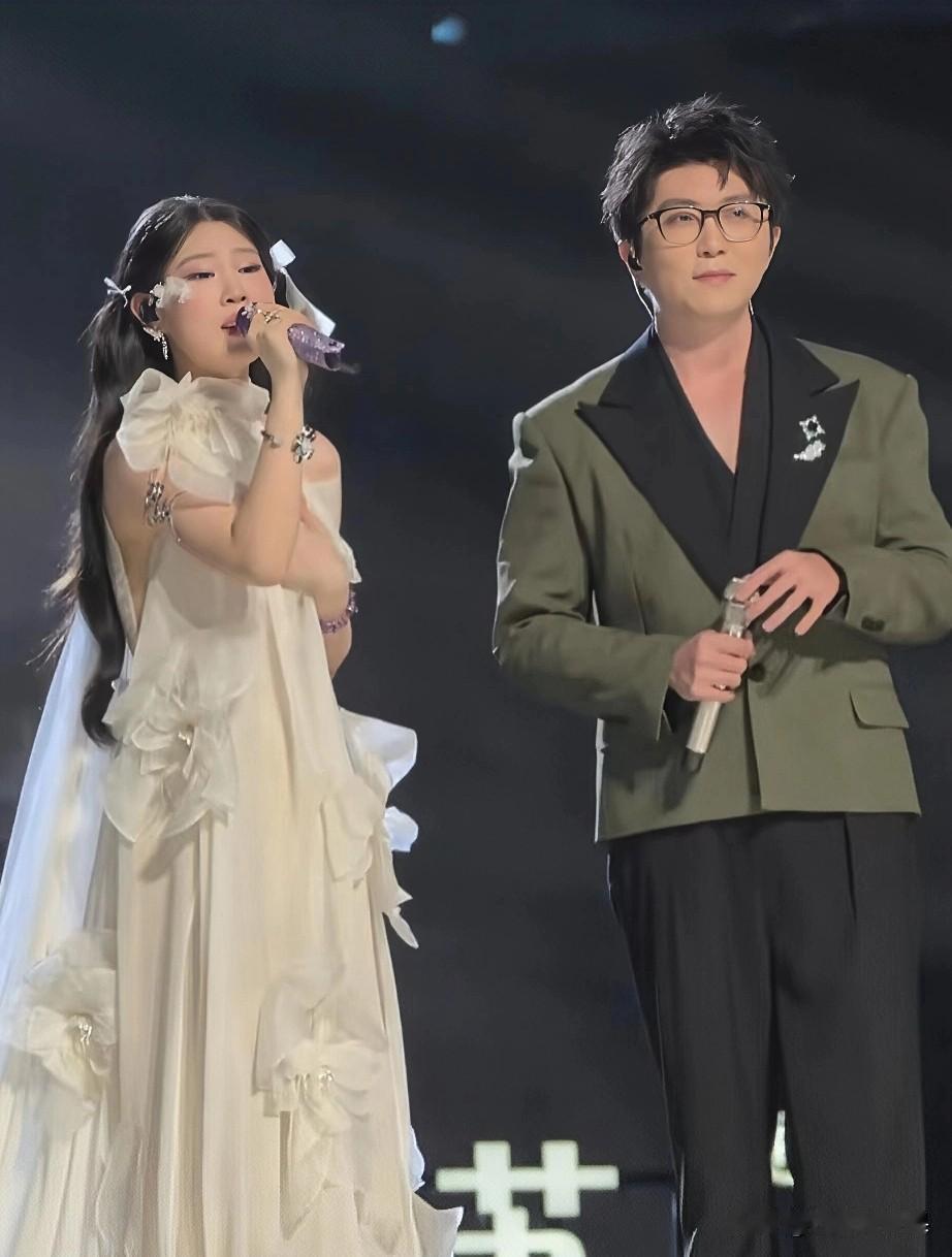 家人们！沈佳润这半年资源直接起飞🛫三大顶流晚会扎堆上，还能跟毛不易同台合唱，