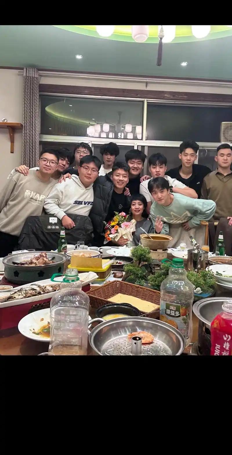 大家发现没？前几年很火的微信同学群，现在基本已没动静了，除了春节和五一、十一，群