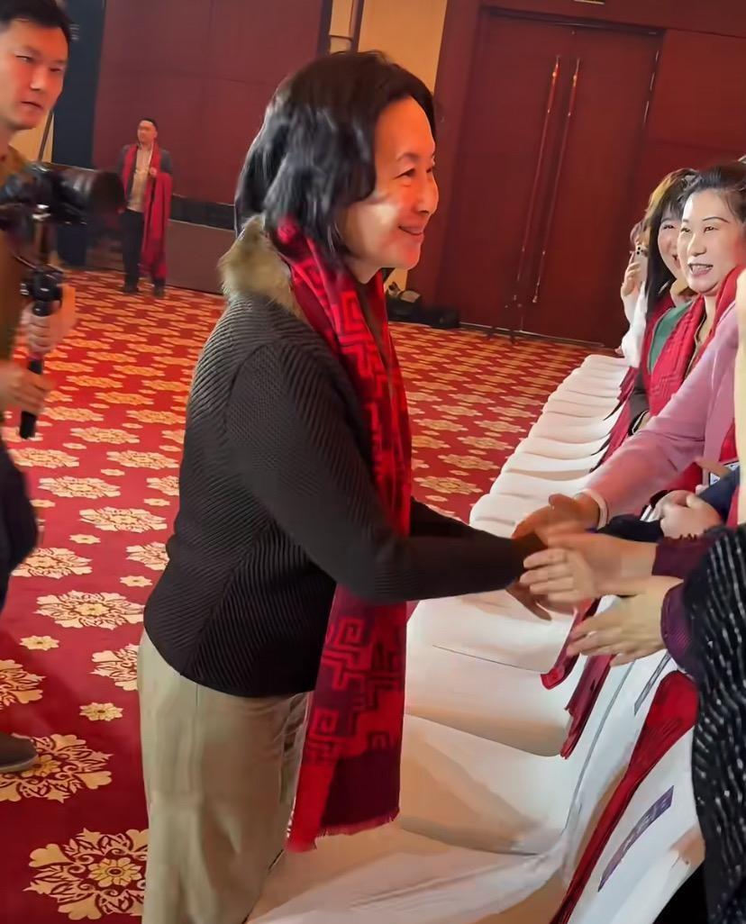 63岁，不是退休年龄，是她刚刚签下百亿合同的年纪。信德集团主席何超琼，上周刚敲