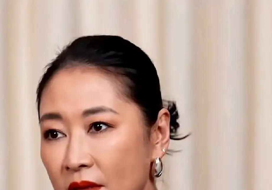 大导演管虎最近在外头直倒苦水，眉头拧得老高，说自己现在是全家最惨的一个53岁