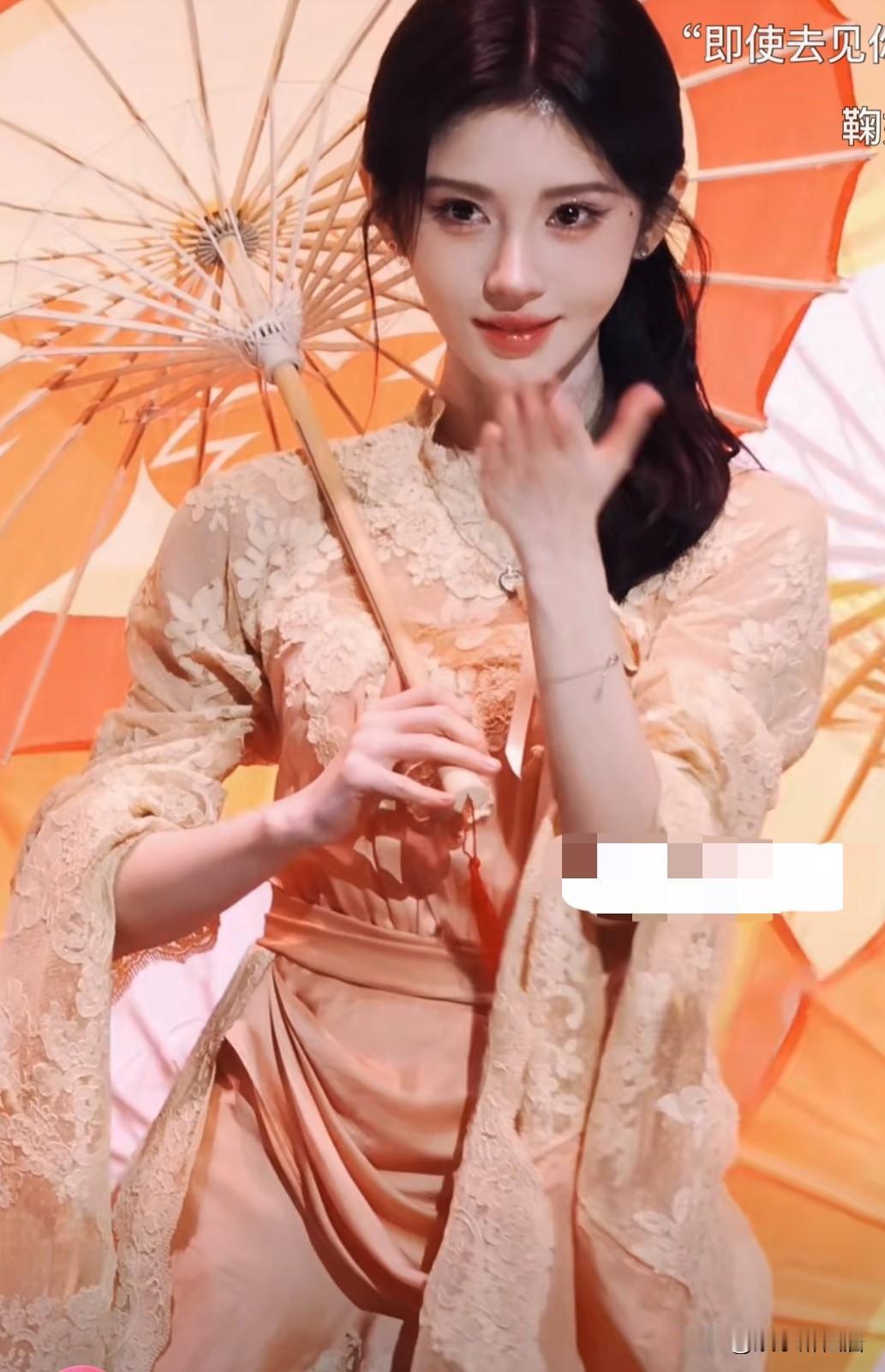 “就算是整容的我也喜欢”！！这微微一笑把魂儿都勾走了，你说我一个女人都喜欢，