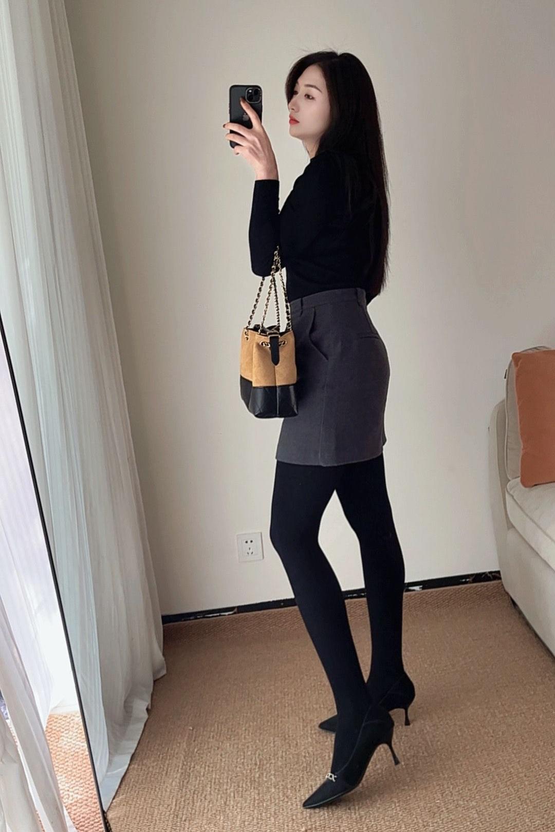 今天的厚黑没配平底鞋，而是气质小高跟。