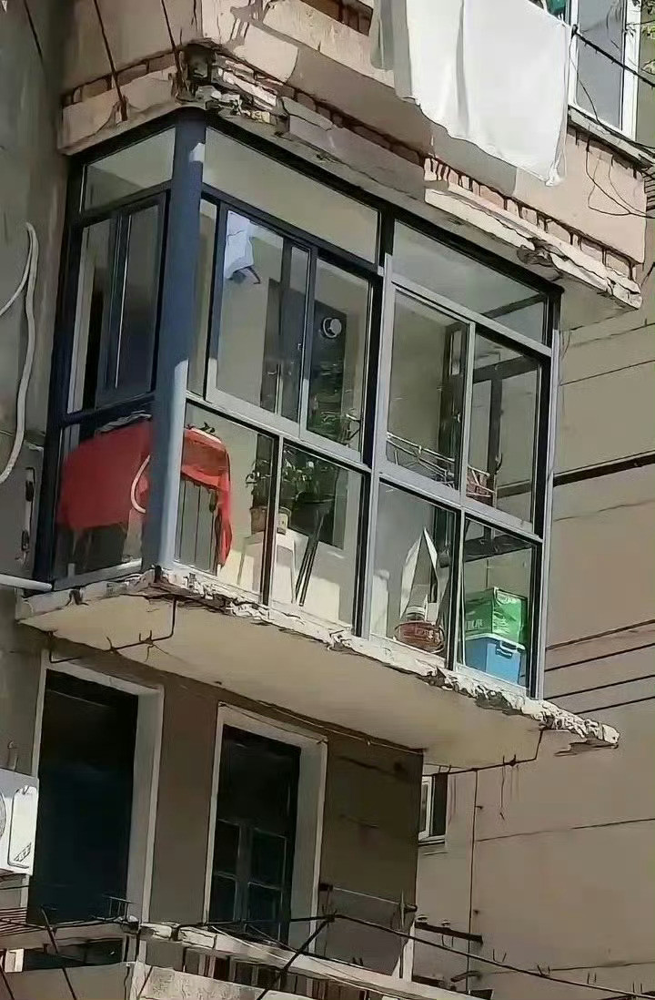 这种阳台…有承重能力吗？​​​​