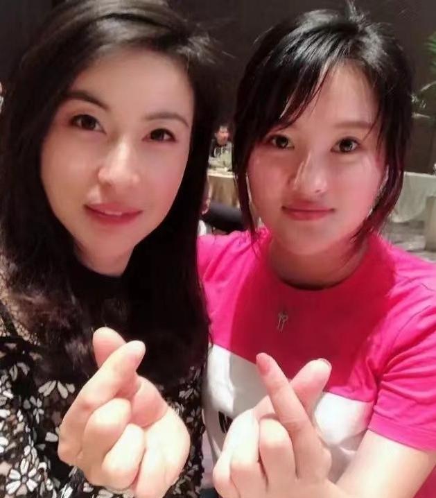 跳水皇后陈若琳，三岁的时候被父母双双抛弃，舅舅把她抚养大，她拿了22个世界冠军，