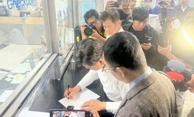 国民党团总召傅崐萁今天赶赴花莲地检署提告和硕董事长童子贤涉及违反选罢法。傅崐萁妻