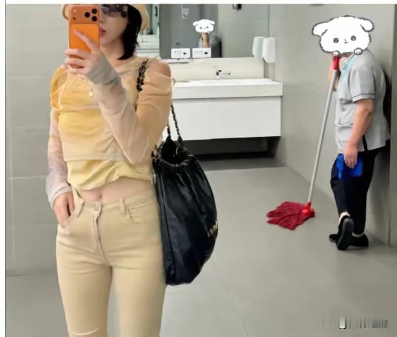 杭州，萧山机场，一名女子发现，保洁阿姨靠墙休息，忍不住发文问：厕所已经很干净了，