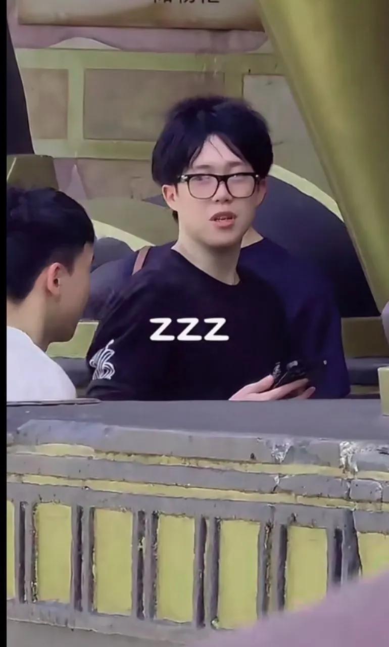 头哥近视多少度啊？戴眼镜又是不一样的感觉，我真的要被他这个发型笑死了[捂脸哭][捂