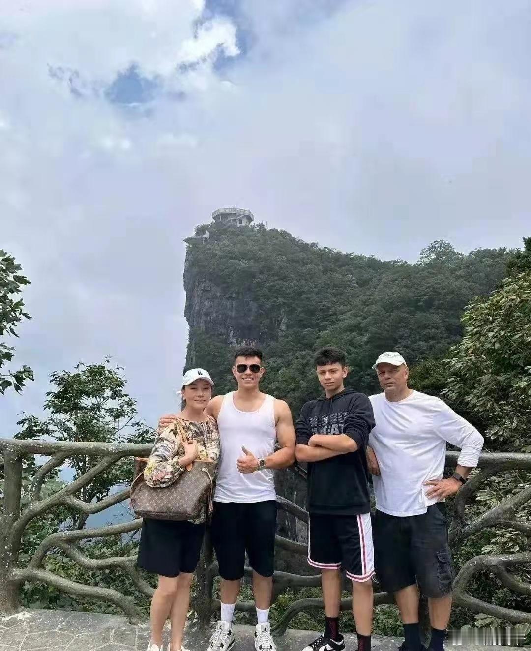 史可晒一家四口合影，两儿子高大帅气不输明星，她老年打扮不拘谨反倒舒服！​​​