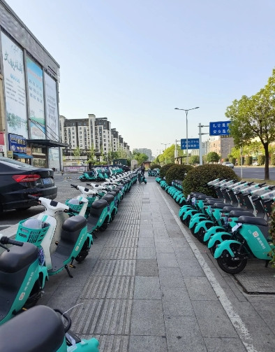 最近扬州游客暴增，又增加投放了好几种共享电动车之前只有两种小黄，然后从镇江临