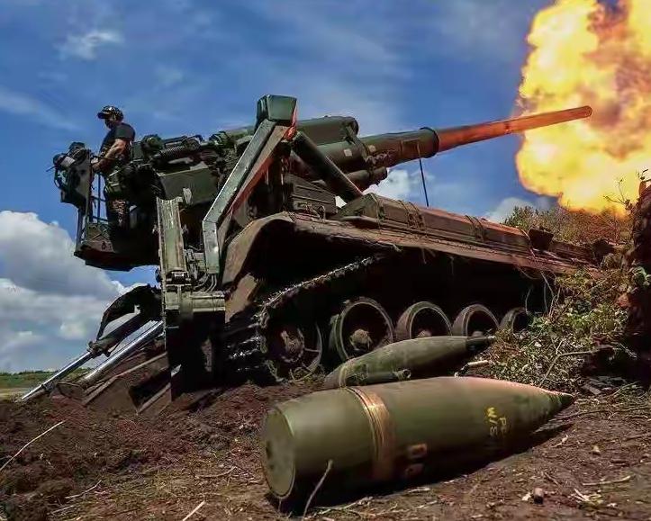 俄军正在被乌克兰占据着上风，现在乌克兰领空之上到处都是乌军的无人机，他们紧盯着俄