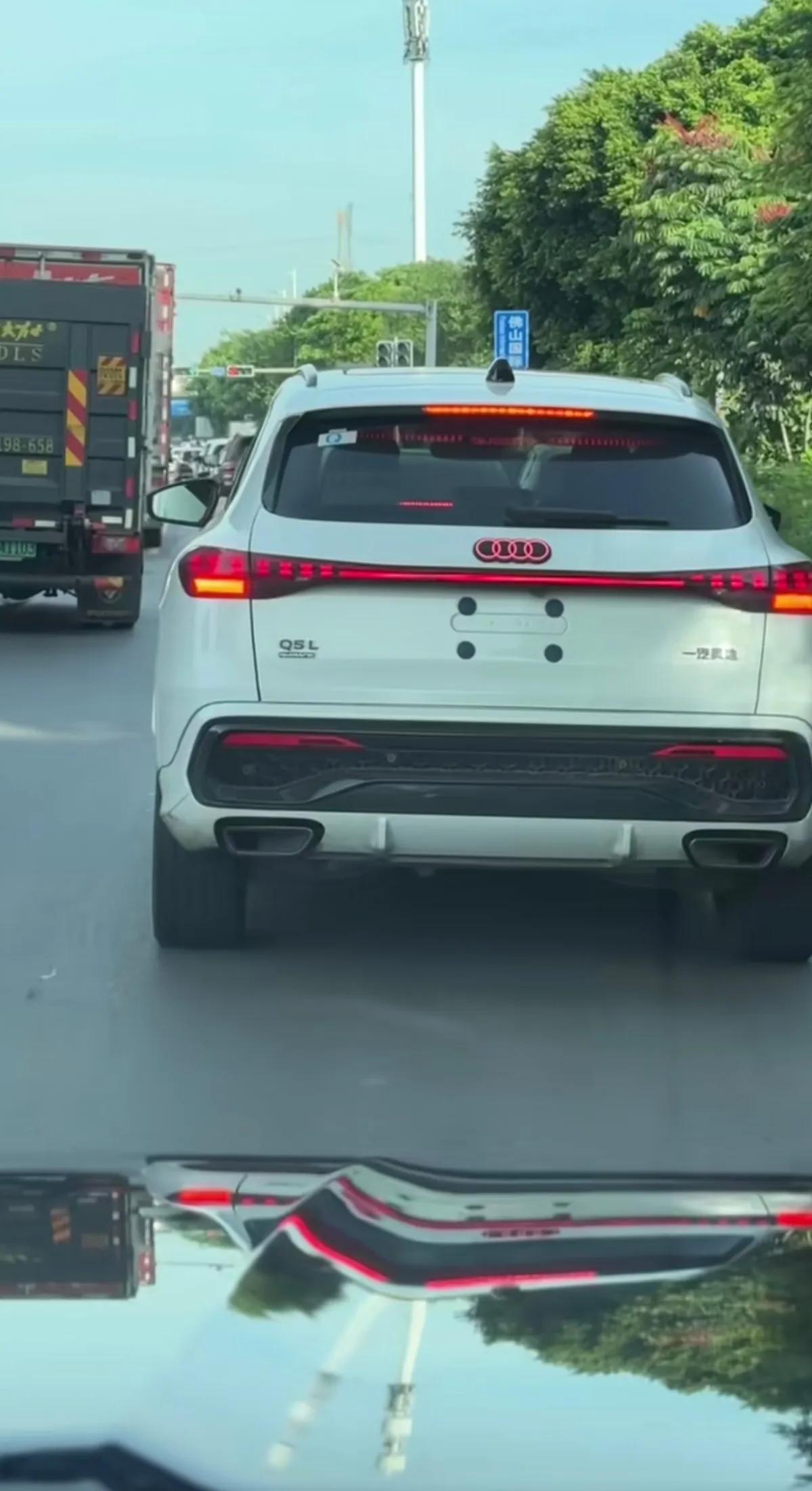 挂临牌的新一代奥迪Q5L上路了车尾看起来很小气啊，Q5L给人一种