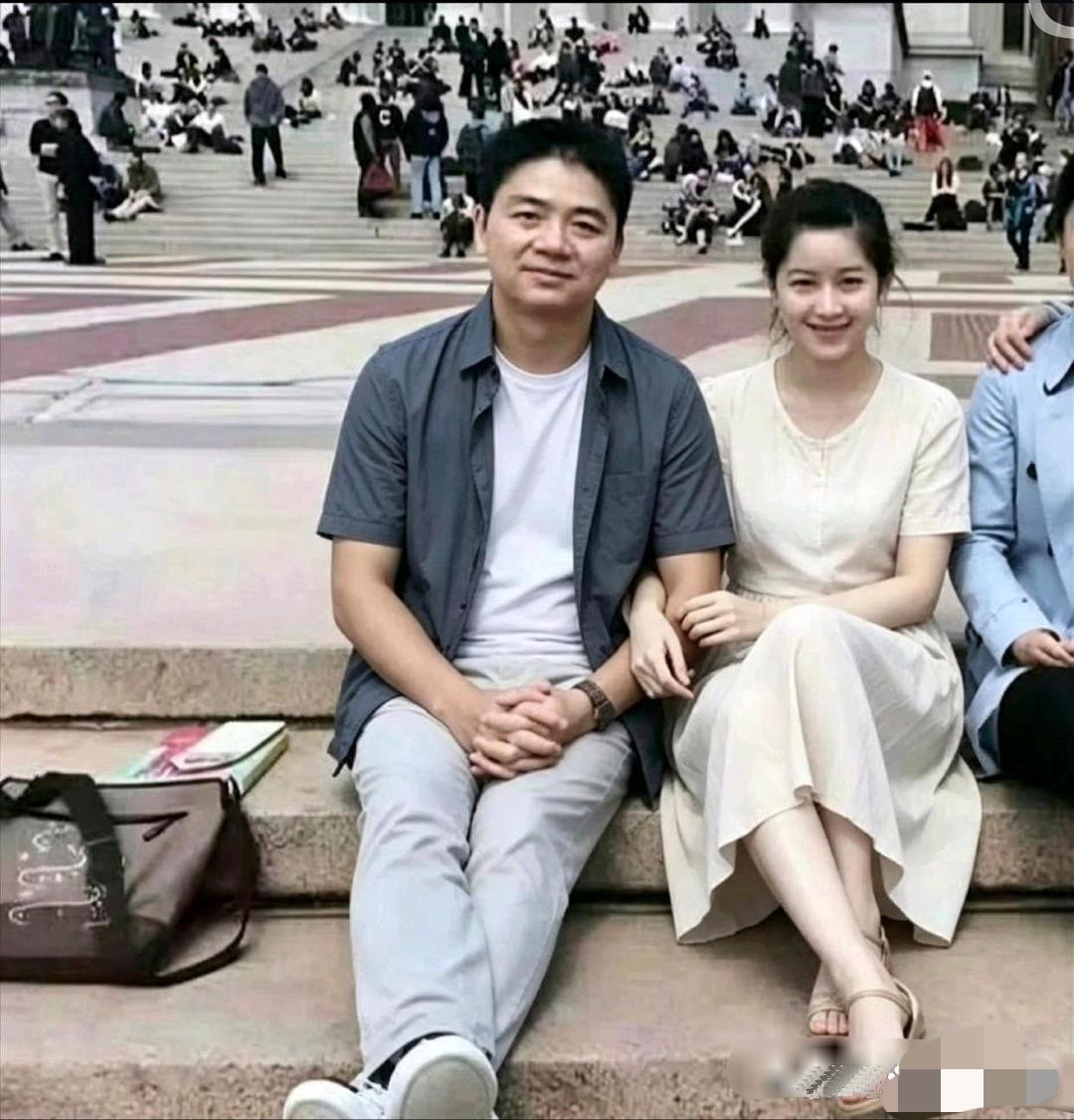 这张2013年哥大台阶旧照，是刘强东和章泽天刚相识的时候！那时刘强东39岁，章泽天才20岁，整整差1