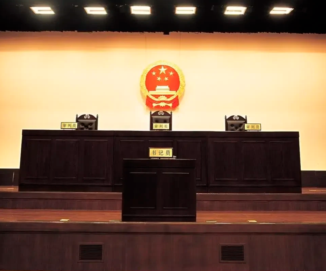 广东湛江，一小伙与已婚女子发展为情人曝光，遭女子的丈夫阻拦后。小伙通过短视频平