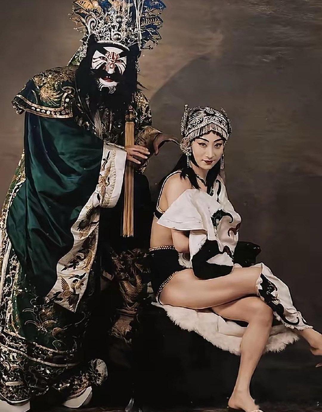 20年代，京剧《封神榜》纣王与妲己的一张剧照，太惊艳了，此剧当时由周信芳和小杨月