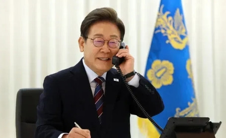 李在明跟中方通电话了。上任后，李在明先后跟美国，日本，中国通话。通话的次序跟尹锡