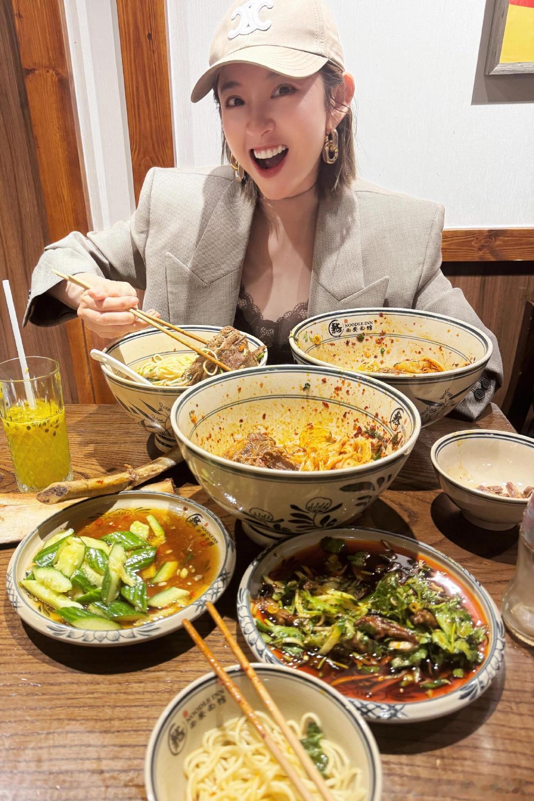 唐艺昕吃三碗面唐艺昕晒出自己的旅游随拍照，一看就知道是库存照啦。唐艺昕旅游随拍照