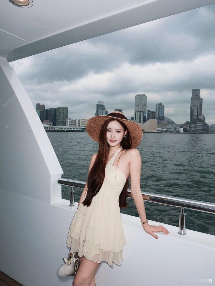 小S二女儿晒香港旅行照小S二女儿晒香港之旅美照，好漂亮呢~小S二女儿晒香港