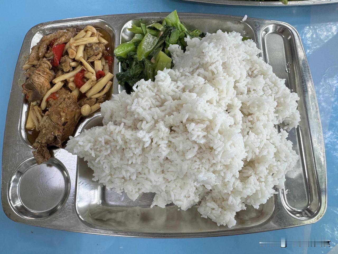 再这样吃下去要三高了！整个公司食堂找不到第三个比我吃的多的人，没办法，由于这