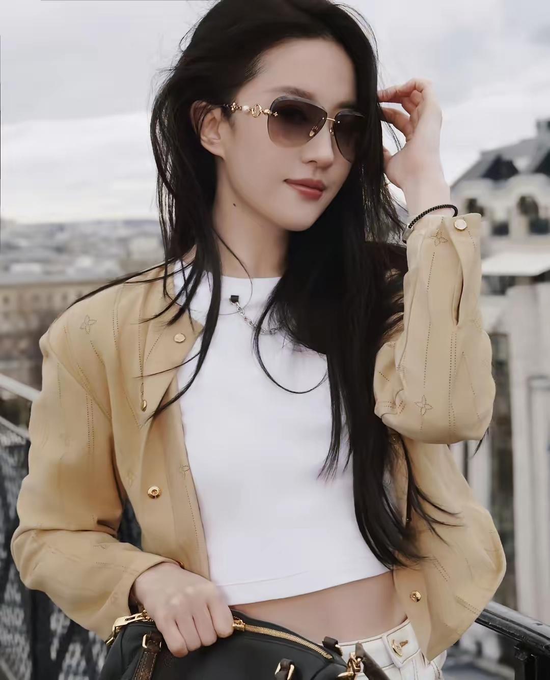 刘亦菲最新造型美爆了！4月2号，刘亦菲在社交平台分享的自己的照片登上热搜成为焦