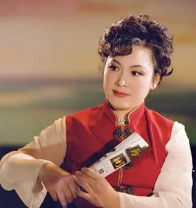 2000年，李谷一举报东方歌舞团团长田玉斌腐败。田玉斌得知被李谷一举报后大肆宣扬