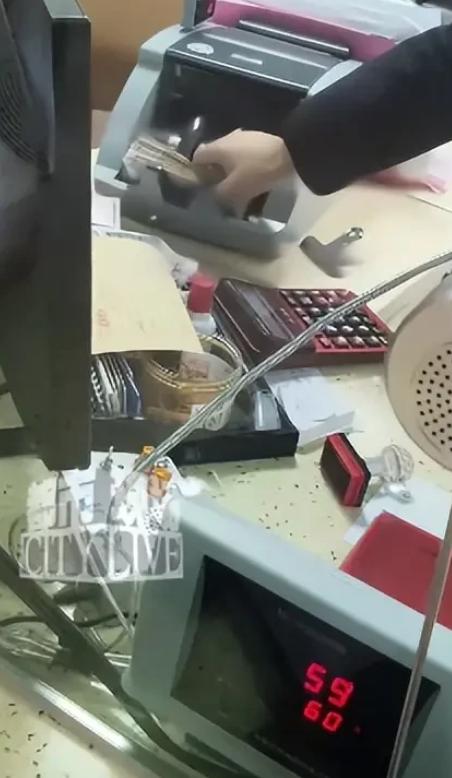 湖南娄底，女子去银行取300块钱，点钞机点了几遍都是60张。可就在柜员把钱递给她