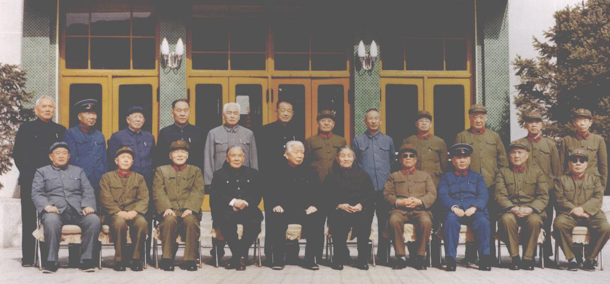 1984年2月，红25军战史编委会领导小组成员合影。前排左四是开国上将刘震。前排