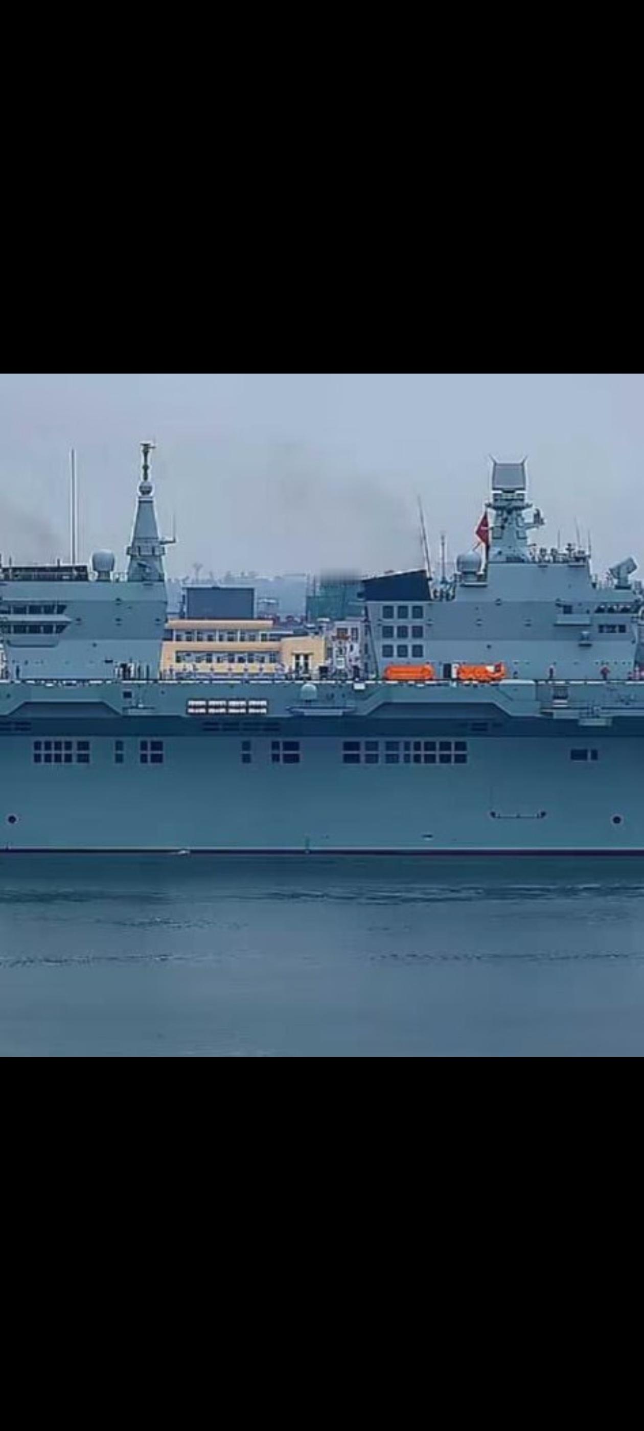 076装上小黄车出海了看来是准备实验电磁弹射器，加油试航！图源B站烽火问