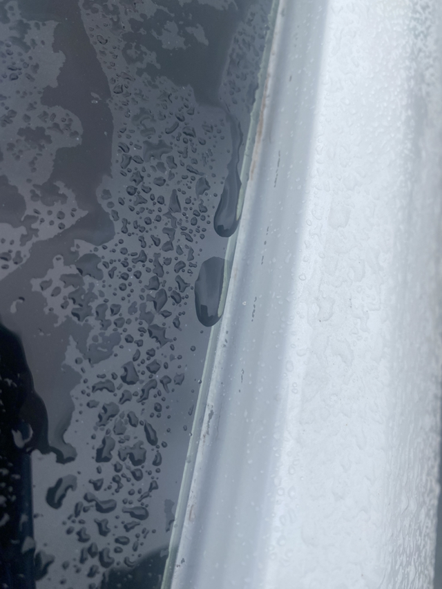 本田油漆是薄还是质量问题十代雅阁后挡风玻璃靠近C柱一侧贴了个小贴纸，后来把胶撕