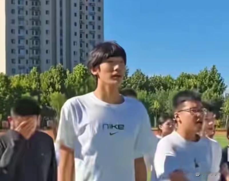 山东枣庄13岁的小学生郭金钰身高窜到2米01，不练篮球真可惜，山东高速男篮俱乐部