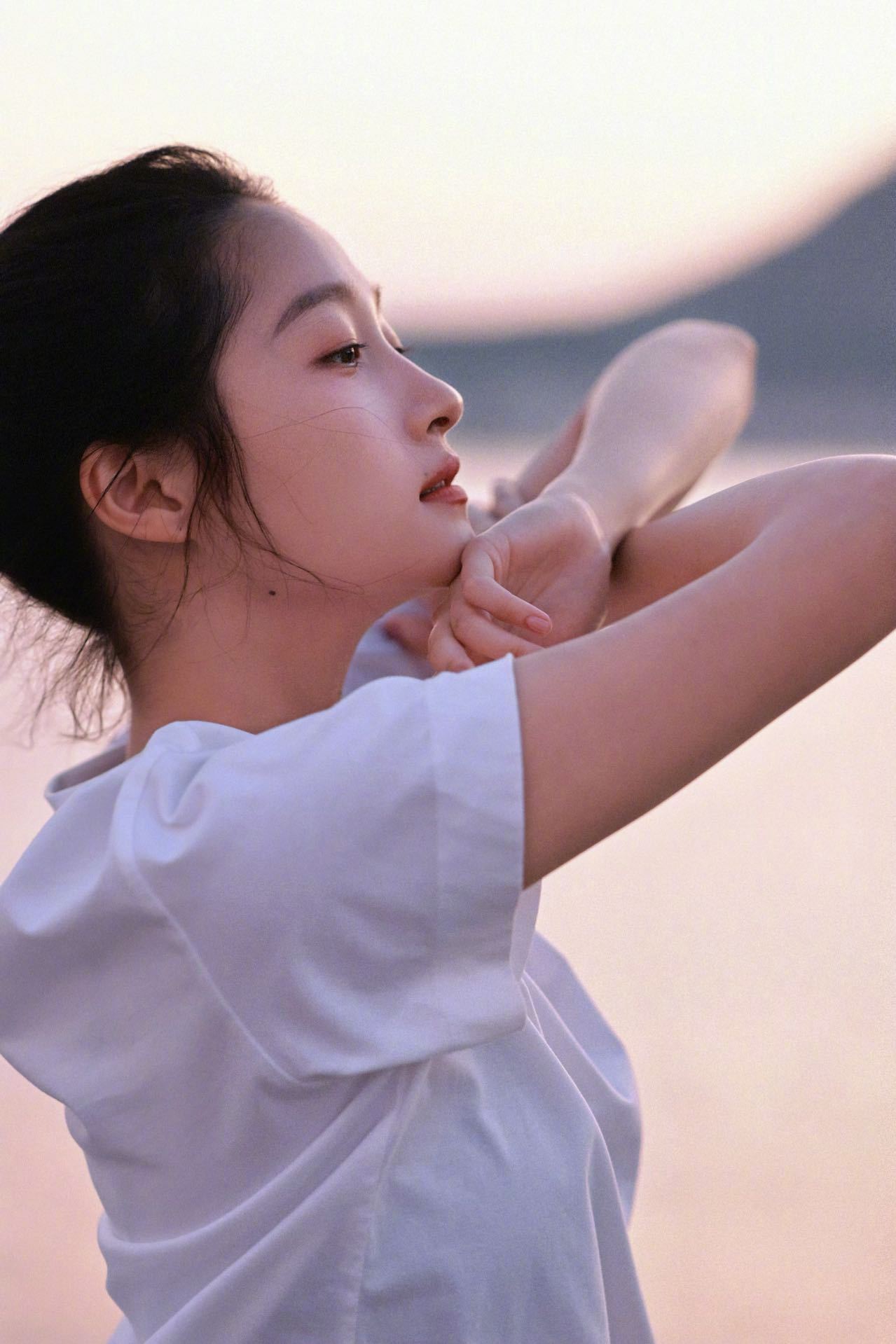 关晓彤发绝美夕阳关晓彤八月的第一天营业，夕阳下的晓彤也太绝了，笑容比阳光还灿烂