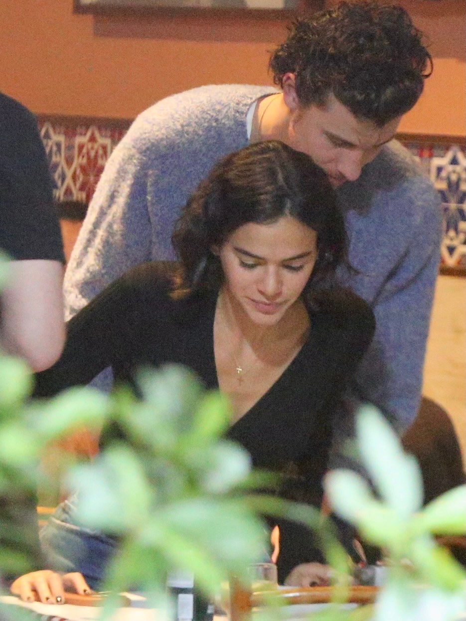 萌德ShawnMendes与女友BrunaMarquezine被拍到在