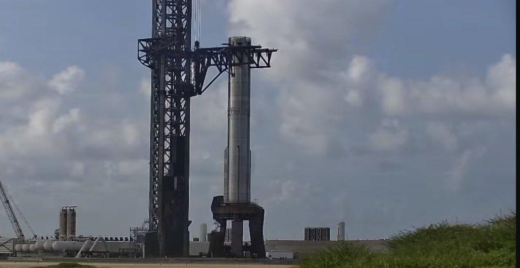 SpaceX星舰最新进展：用于第十一飞的助推器15-2已经被置于星城发射台，为下