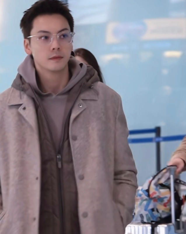 11月11日，刚从外地赶完工作的陈伟霆，落地北京机场后没着急回家见妻女，反而直奔