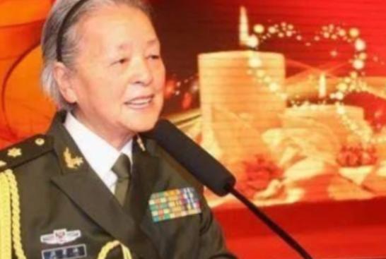 2008年的汶川地震，成都军区一军长猛地从凳子上站了起来，愤怒地说道：“胡闹，她