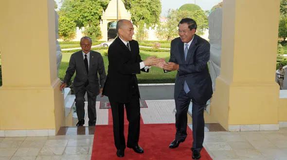 洪森亲王最好照顾好西哈莫尼国王的身体，天天为西哈莫尼国王祈福。西哈莫尼国王比洪