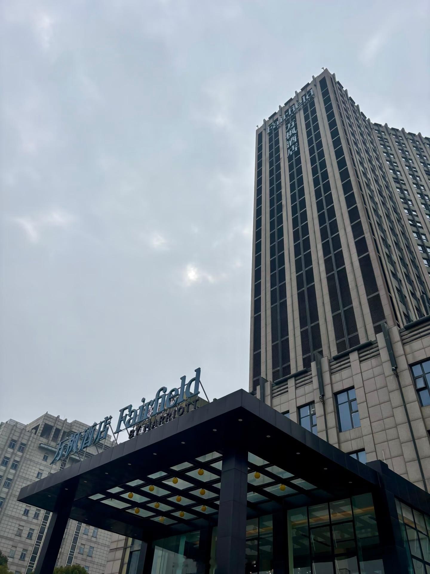 昨天就住在上海的镇上，恐怕比很多城市的市区都要好不少有星级酒店，有高楼，路边也有