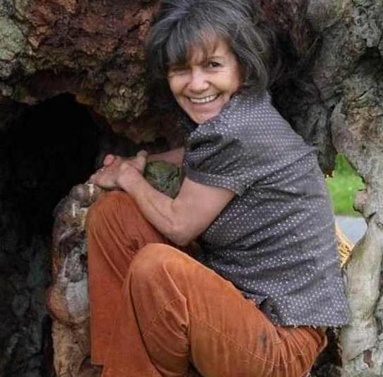 女主和男友周肆然是邻居，相伴多年。高考后两人成绩差距大，女主父亲当时就有全家移