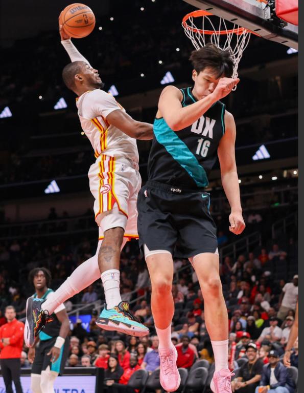 突发！受伤！库明加又开始了！今天亚特兰大老鹰将在客场挑战密尔沃基雄鹿。赛前，老