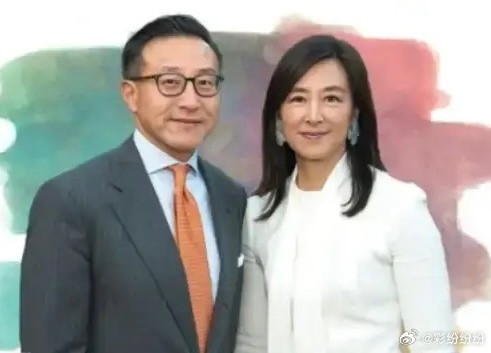昨晚跟邻居散步，短短一个钟头左右，她儿子打了不下五个电话给她，不停地“妈妈妈妈。