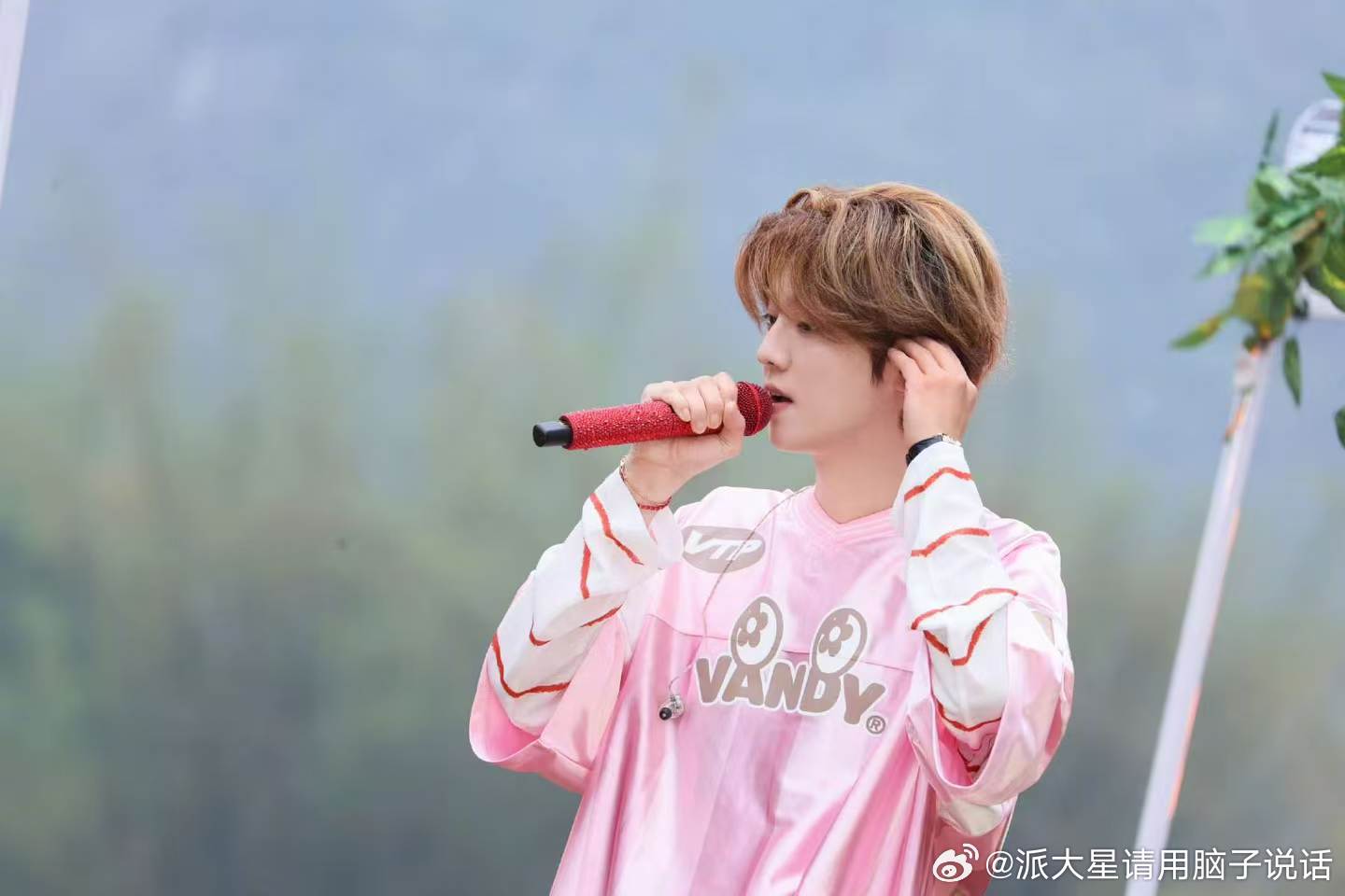 鹿晗白到发光了邓超鹿晗肤色差好明显好友同框互动画面自然，与生俱来的肤色差距，呈现