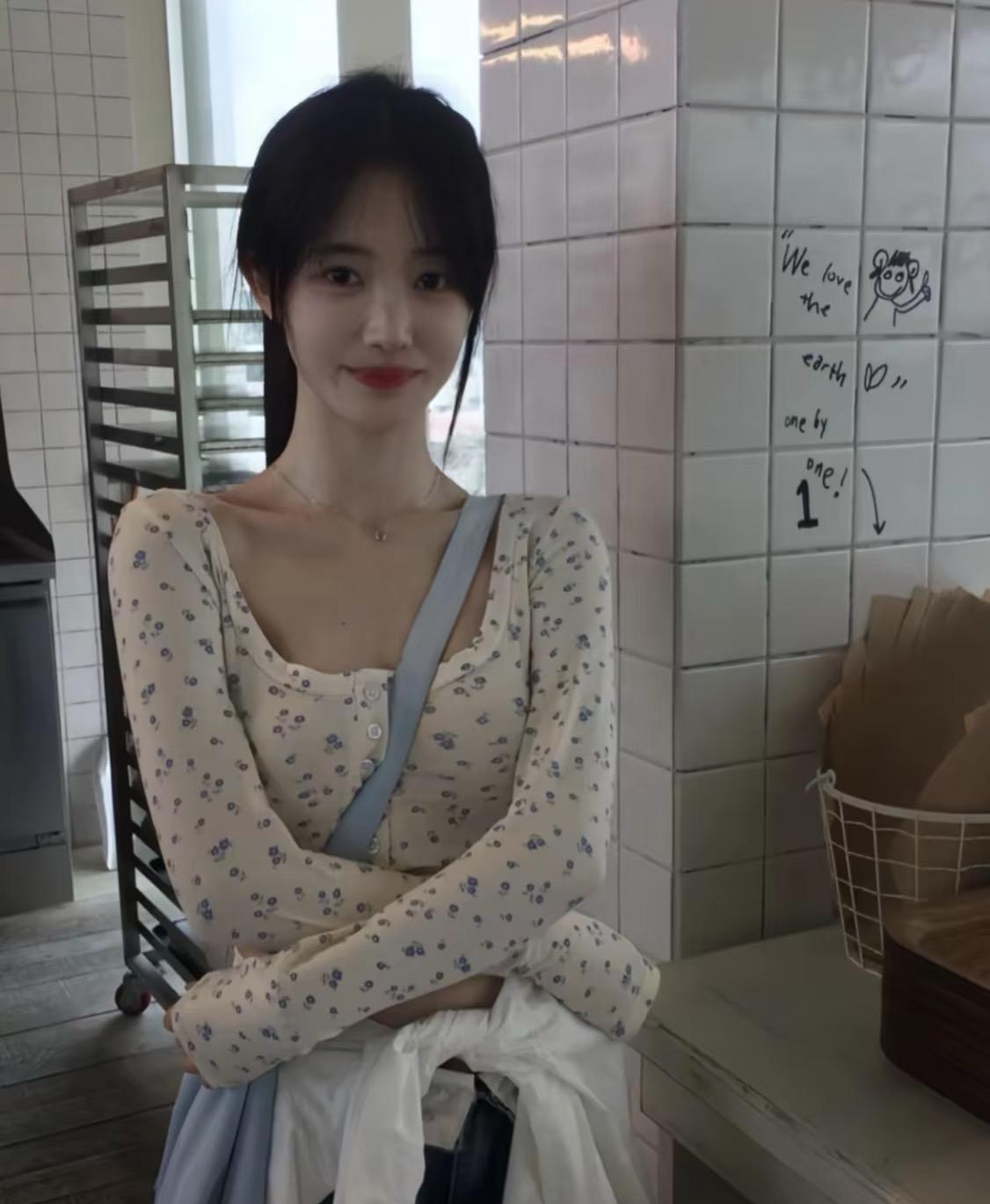 我们公司有个女同事，华中科技大学法学专业毕业，今年31了，人长得很漂亮。事业顺心