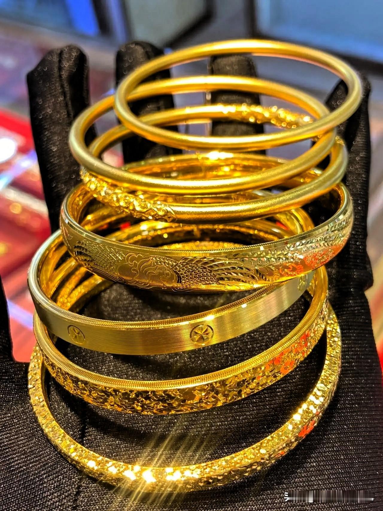 一觉醒来，天塌了，越南很多人疯狂排队买黄金，甚至有些人天不亮就去排队，有的