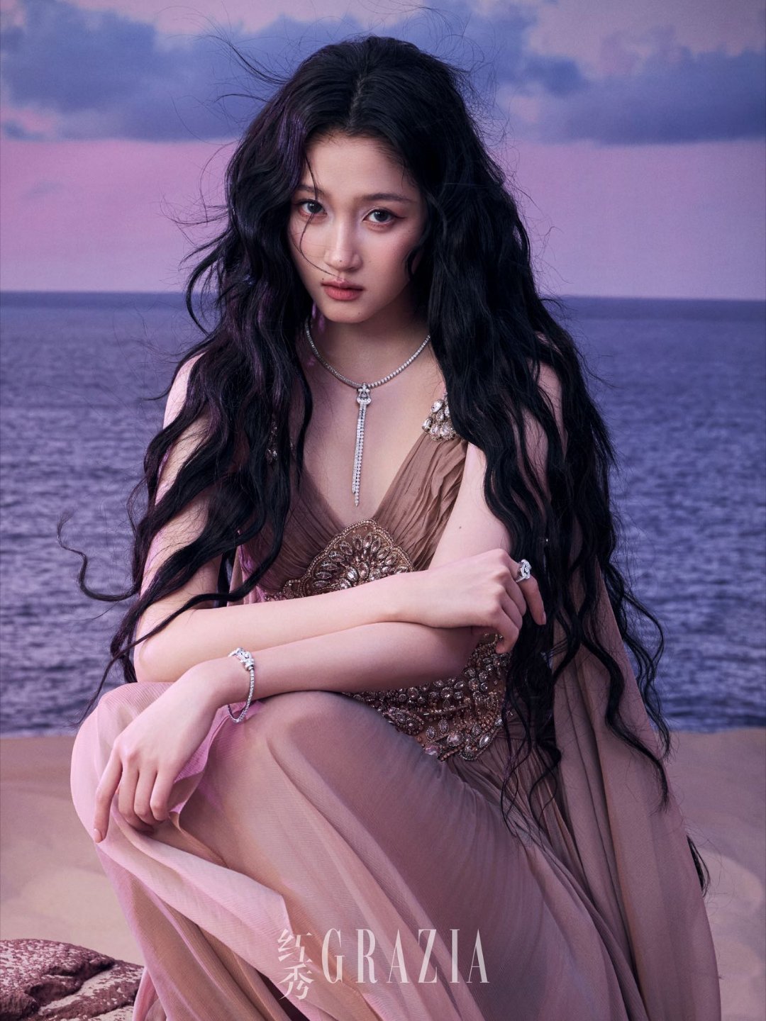 关晓彤红秀穿了5套高定关晓彤红秀暮色霞光封面五套高定，一次封神。暮色与霞光交织